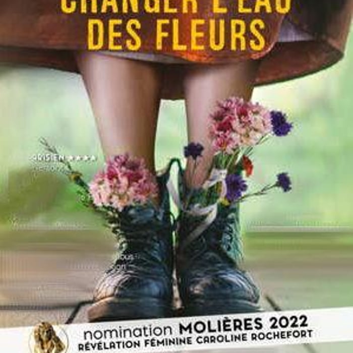 Changer l'eau des fleurs