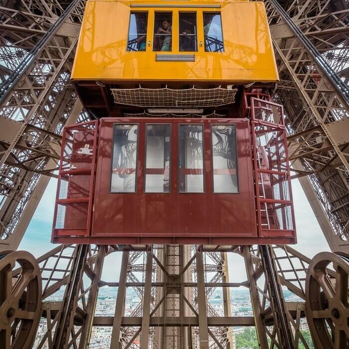 Tour Eiffel : visite guidée de la machinerie de l'ascenseur historique