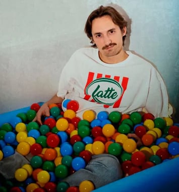 Antonin Ecce dans 'Boum Boum' au théâtre BO Saint-Martin