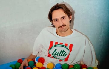 Antonin Ecce dans 'Boum Boum' au théâtre BO Saint-Martin
