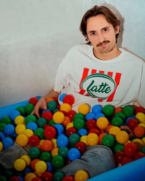 Antonin Ecce dans 'Boum Boum' au théâtre BO Saint-Martin