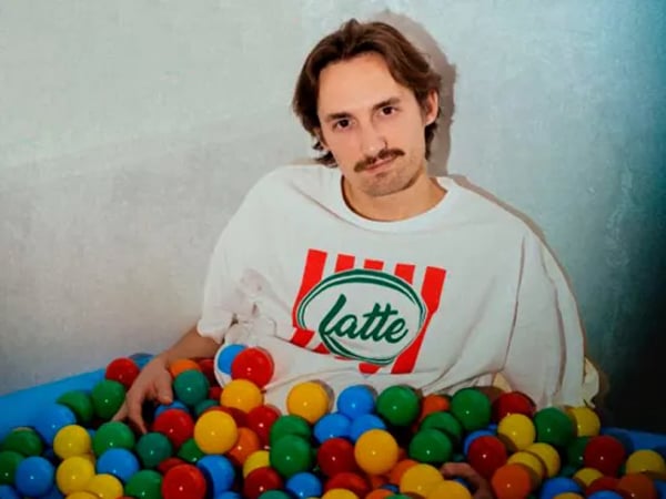 Antonin Ecce dans 'Boum Boum' au théâtre BO Saint-Martin