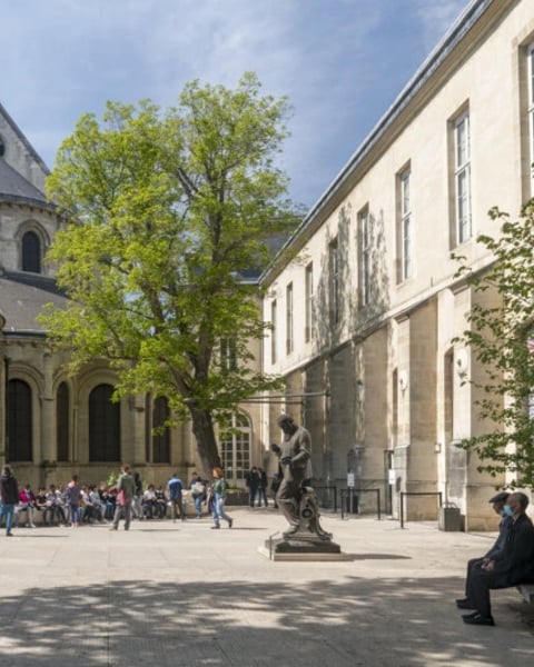 Parvis du Musée des Arts et Métiers