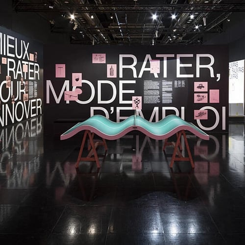 L’exposition Flops ?! est présentée au musée des Arts et Métiers, du 14 octobre 2025 au 17 mai 2026. Elle s’intéresse aux causes du ratage, dans différents secteurs techniques (transport, télécommunication, mécanique…) ou parfois un peu moins technique (jeux et jouets, communication graphique, biais psychologique…). Elle interroge l’ingénieur, le designer, le commercial, le publicitaire mais aussi l’utilisateur pour décortiquer les mécanismes de l’échec et mieux comprendre ce qui a cloché ! D’après Flops ! Quand le design s’emmêle, exposition présentée à la Cité du design de Saint-Étienne en 2021.
