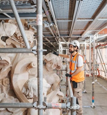 Travaux de restauration à Paris-Gare de Lyon. SNCF Gares & Connexions au chevet de la façade historique qui retrouvera bientôt son visage d'antan