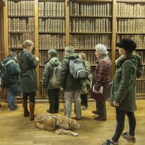 Visite descriptive et tactile des Grands Dépôts des Archives nationales pour le public mal-voyant
