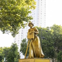 Femmes en or dans le quartier de la Chapelle