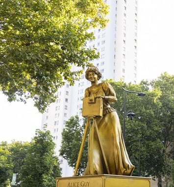 Femmes en or dans le quartier de la Chapelle