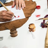 Atelier de calligraphie par une association étudiante de l'Inalco