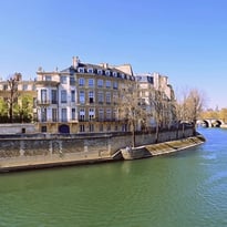 Croisière le long des rives de Seine, un bien classé au patrimoine de l'UNESCO