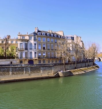 Croisière le long des rives de Seine, un bien classé au patrimoine de l'UNESCO