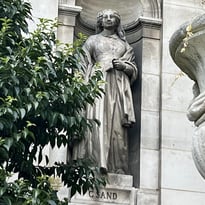 Les statues des façades de l'Hôtel de Ville