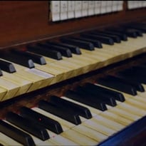 Visite de l'orgue de Sainte-Odile : le destin peu banal d'un orgue entre cinéma et salon mondain