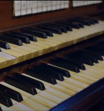 Visite de l'orgue de Sainte-Odile : le destin peu banal d'un orgue entre cinéma et salon mondain
