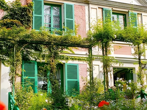 Giverny's Monet House & Versailles Palace Day Trip from Paris