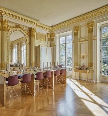 Visites guidées de l'Hôtel de Mercy-Argenteau et de l'exposition « Daniel Brush, l'art de la ligne et de la lumière »