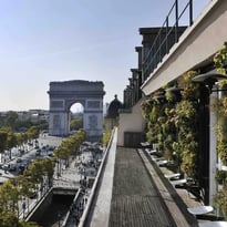 Au sommet des Champs-Élysées