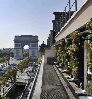 Au sommet des Champs-Élysées