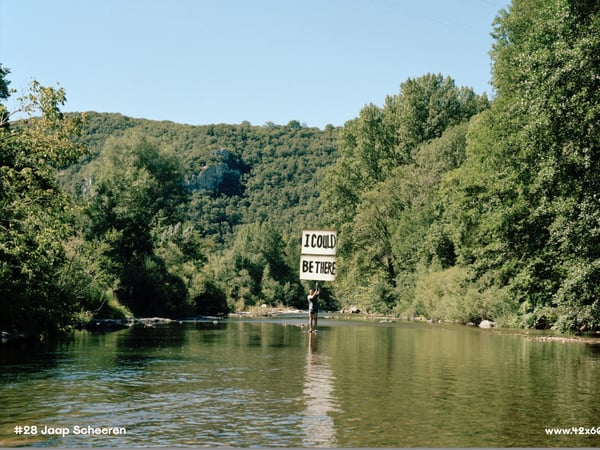 42X60 affiche une oeuvre de Jaap Scheeren dans l'espace public à Paris