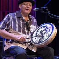 Performances musicales et narratives de Grayhawk Perkins, artiste amérindien de la Nouvelle-Orléans, compositeur de musique jazz