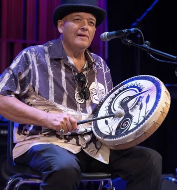 Performances musicales et narratives de Grayhawk Perkins, artiste amérindien de la Nouvelle-Orléans, compositeur de musique jazz