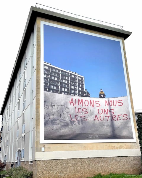 À droite le couteau