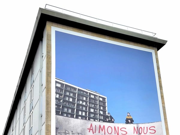 À droite le couteau